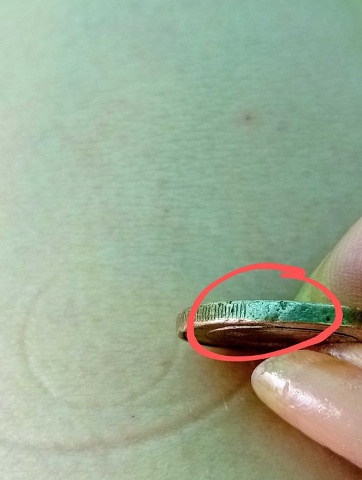 Moeda descentralizada com erros/defeitos/excessos de metal