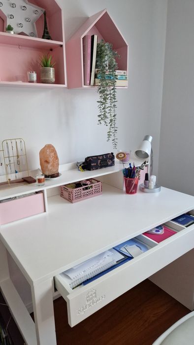 Secretária + cadeira e decoração de parede