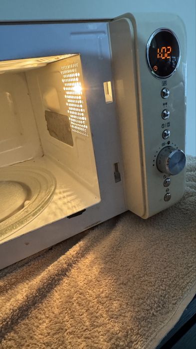 Microondas SilverCrest a funcionar e impecavel