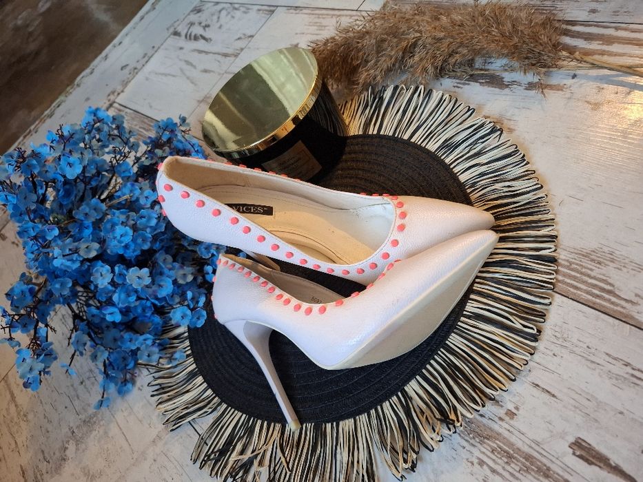 Białe szpilki zdobienia różowe 37 vices