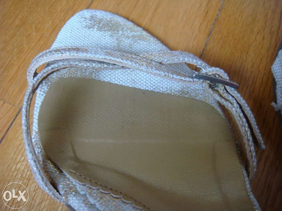 Sandálias douradas da Intimos