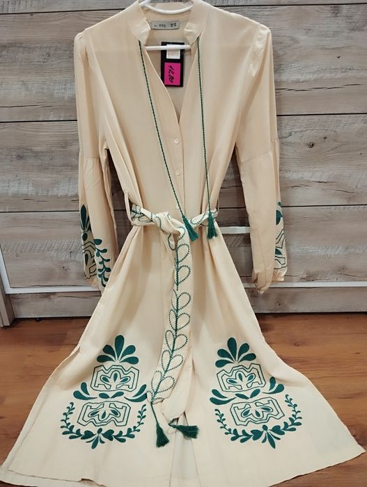 Неймовірна вишита сукня