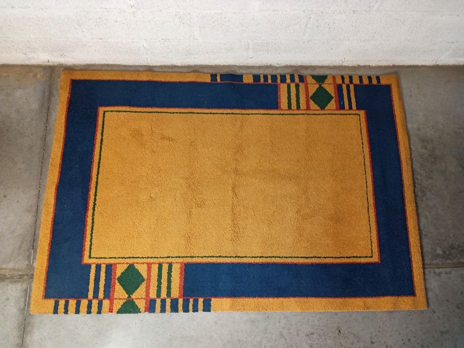 Belíssima carpete em exemplar estado de conservação, medidas: 177/119c