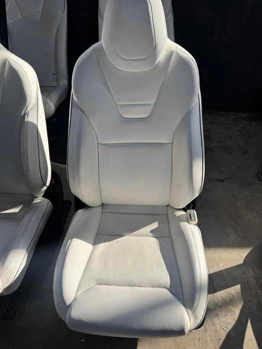 Сидіння на Tesla X
