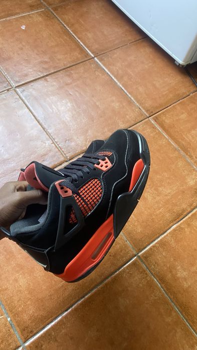 Jordan 4 preto e vermelho nº 38.5