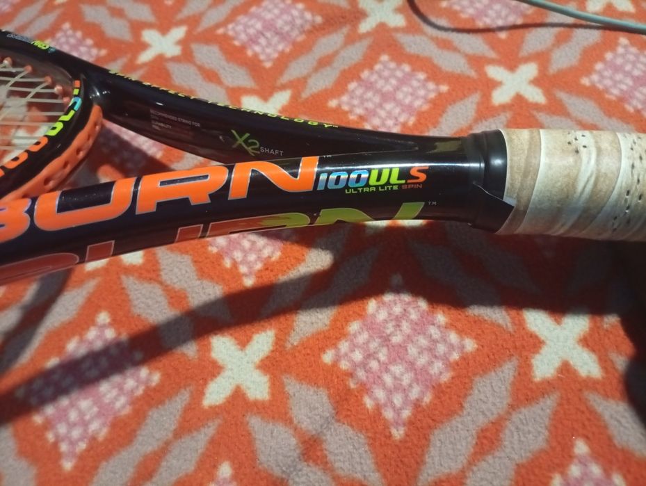 raquete de ténis é uma Wilson Blade V7, reconhecível pelo seu design