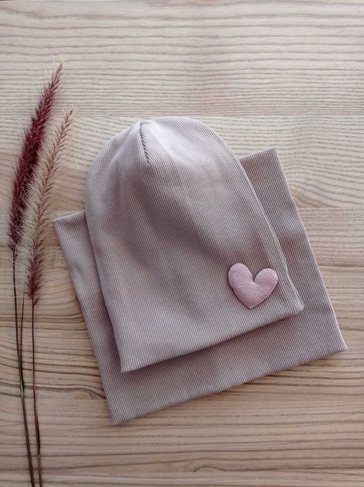 Czapka smerfetka z serduszkiem i komin, beż