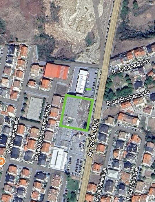 Armazém com terreno e duas moradias à entrada da Cidade da Guarda