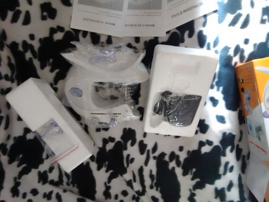 Maquina de costura manual nova em caixa  foto brevemente