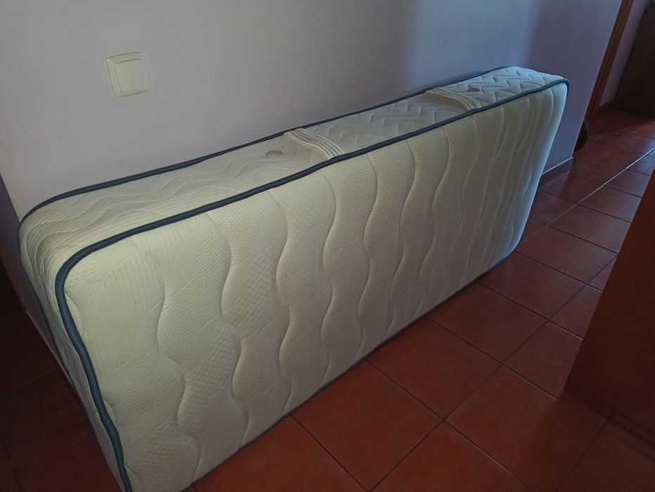 Estrado e colchão de molas paracriança