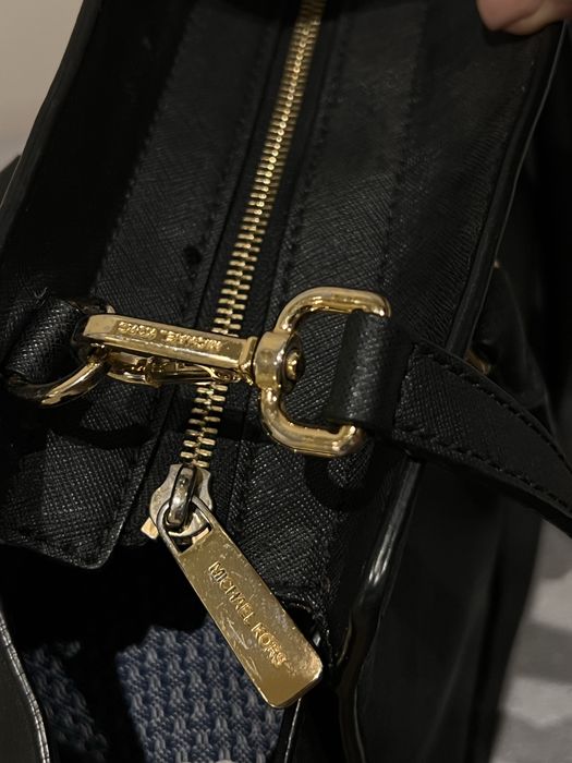 Mala Michael Kors com alça tira colo
