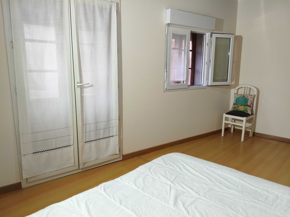 Moradia T2+1 mobilada, em fase final de remodelação, disponível a partir de início de junho.