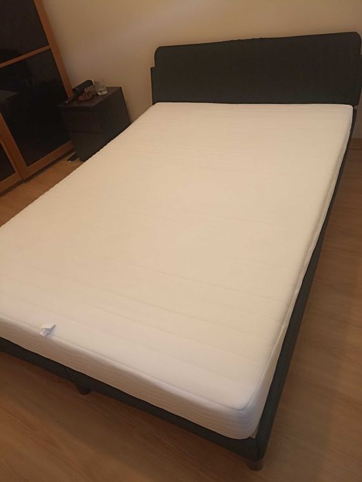 Cama e colchão de 140 x 200 cm