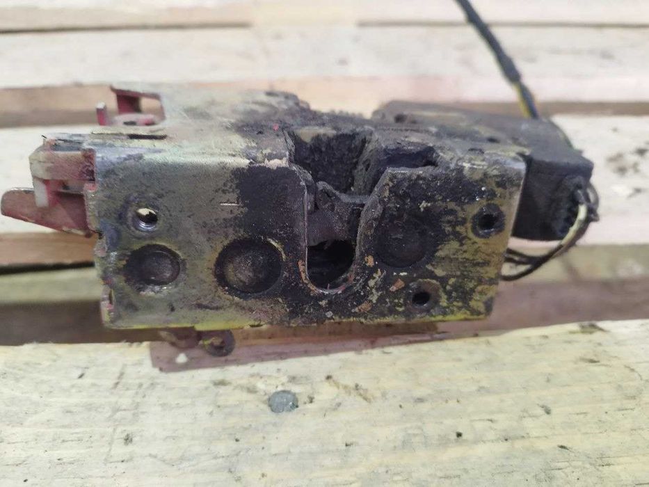 Замок лівий Мерседес Віто 638