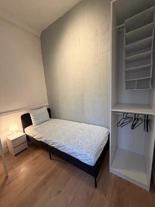 Quartos para solteiros, ótima localização, despesas inclusas