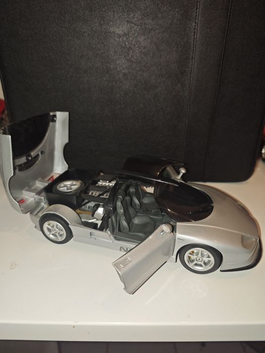 Revell, Maisto, Bburago Polistil 1/18