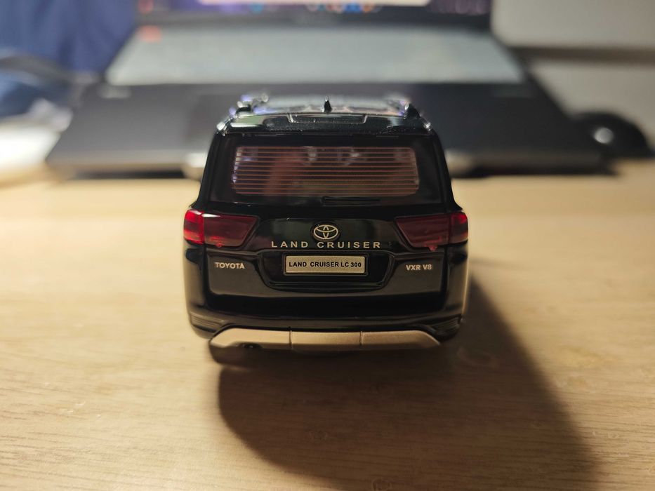 1/32 Miniatura Toyota Land Cruiser LC300