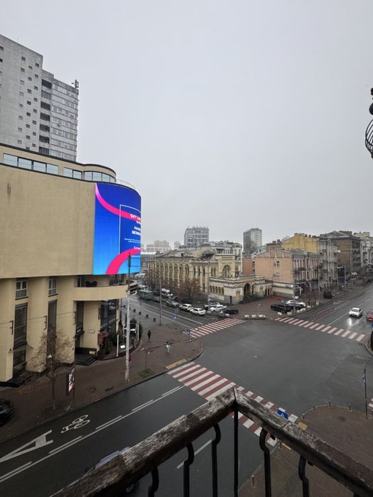 Ексклюзивна 2-кімнатна видова сталінка в самому серці Києва | вул. Рогнідинська, 5/14