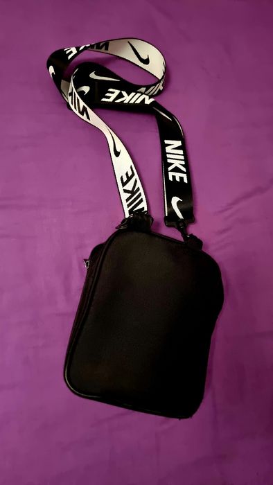 Bolsa tiracolo Nike preta e branca