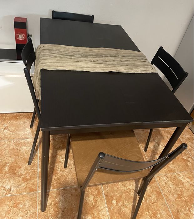 Mesa madeira e cadeiras