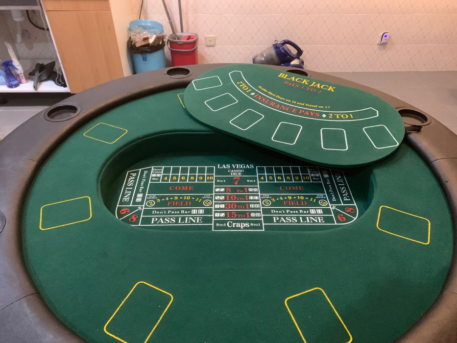 Mesa de póquer (e de blackjack, roleta, craps) e acessórios