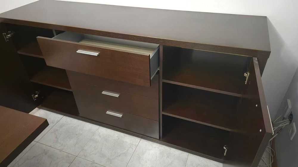 Conjunto de jantar com mesa, cadeiras, aparador e espelho