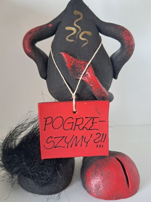 Figurka z napisem