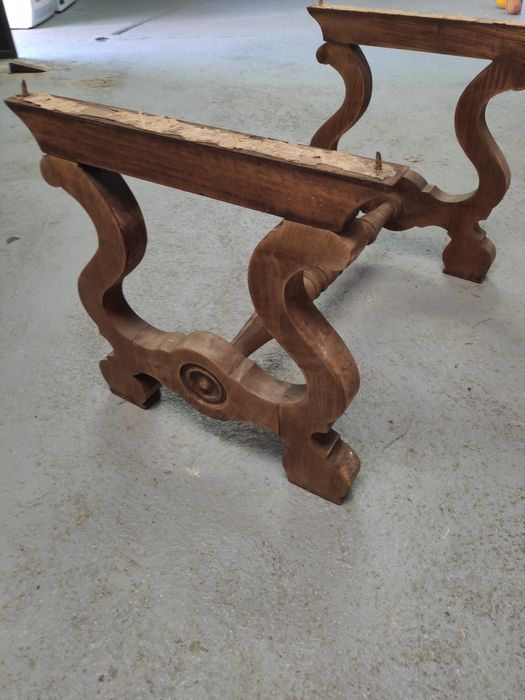 Estrutura antiga de mesa.