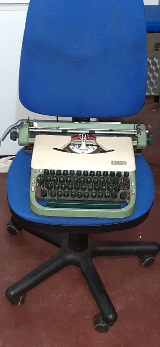 Máquina de escrever / dactilografia antiga.