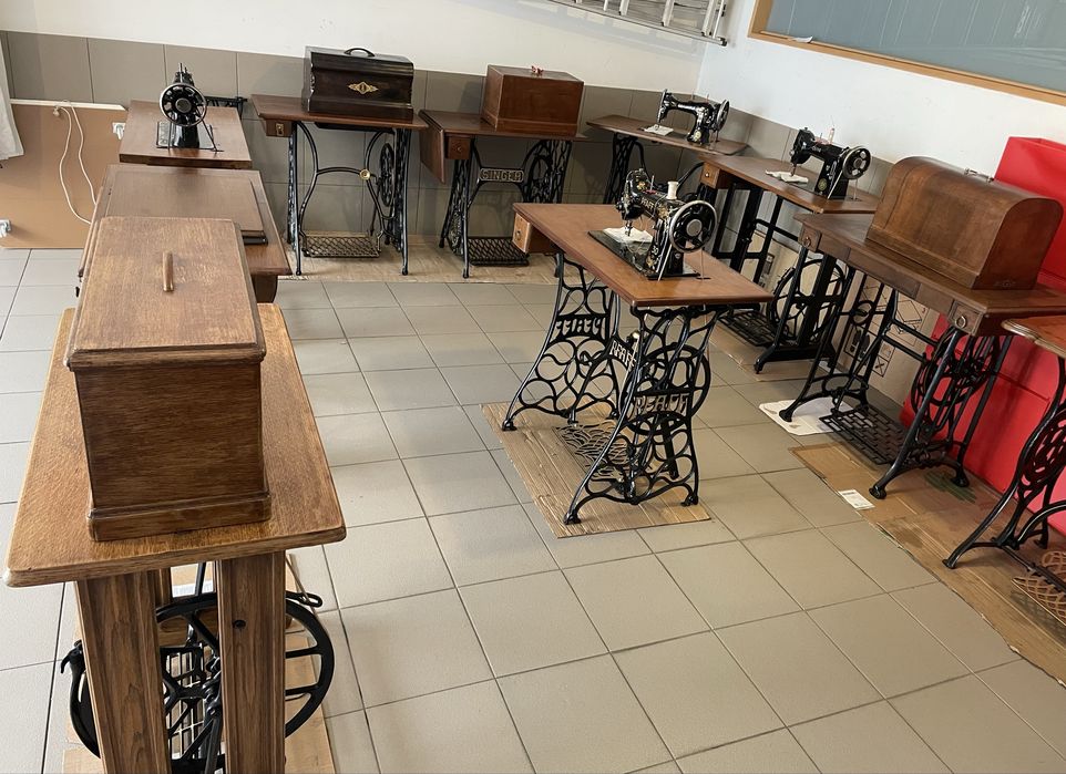 Máquinas costura antigas, restauradas