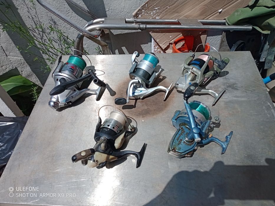 Carretos de pesca vários em bom estado