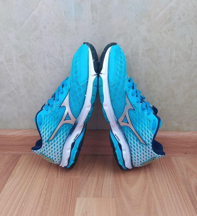Mizuno - ігрові жін кросівки,36,5р люкс