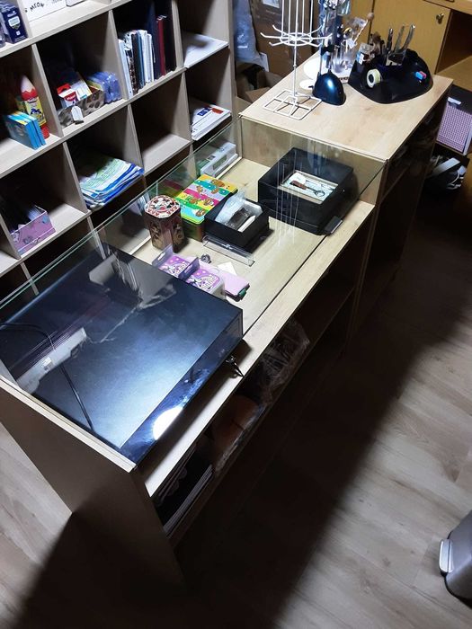 Vendo Balcão de Atendimento com Montra em Vidro e Bloco para PC
