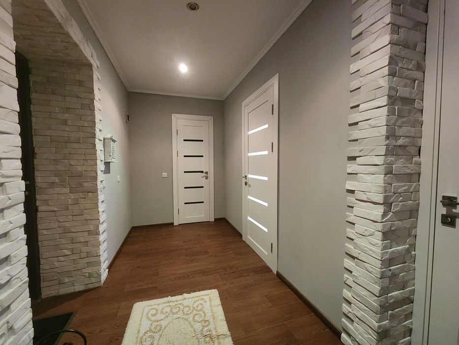 Простора однокімнатна квартира з євроремонтом, меблями та технікою