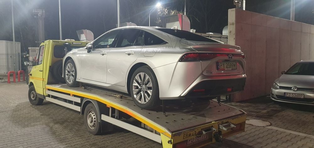 Pomoc drogowa - transport pojazdów - holowanie  - autolaweta