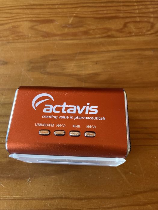 3 Colunas de som com publicidade