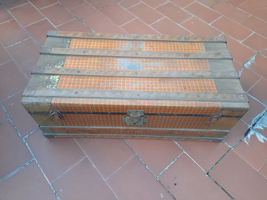 Arca antiga em madeira forrada a papel com precintas em metal