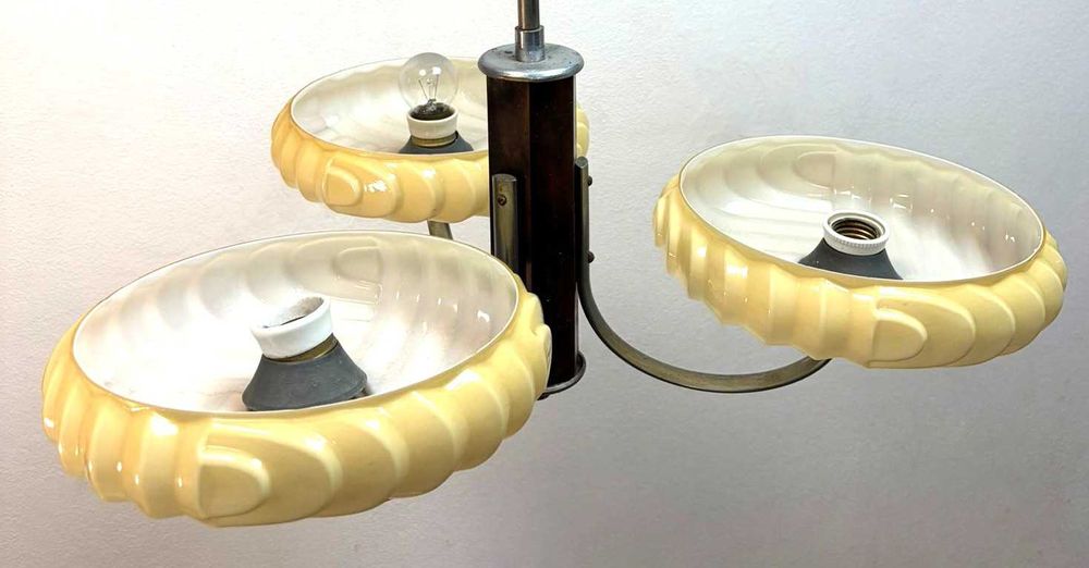 Lustre Art Déco de três luzes com corpo de metal  cúpulas de vidro