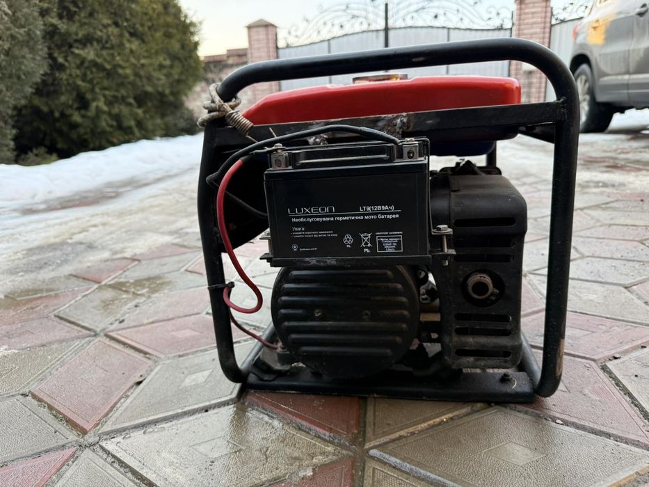 Бензиновий генератор