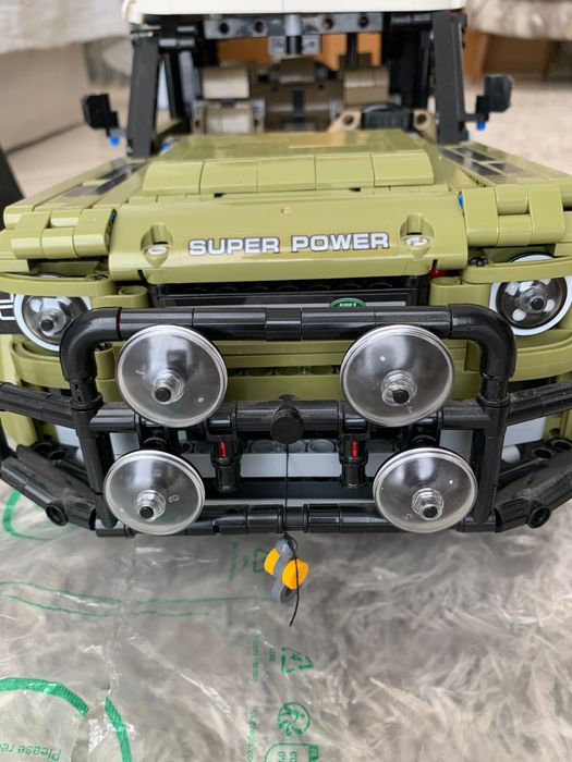 “ Land Rover Defender” Set já montado 75€.