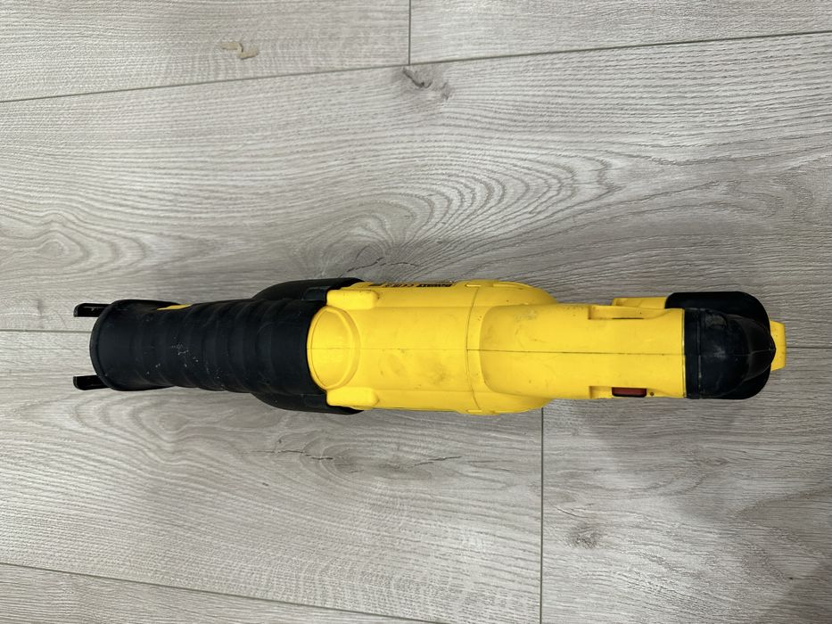 Сабельна пила Dewalt DCS 380