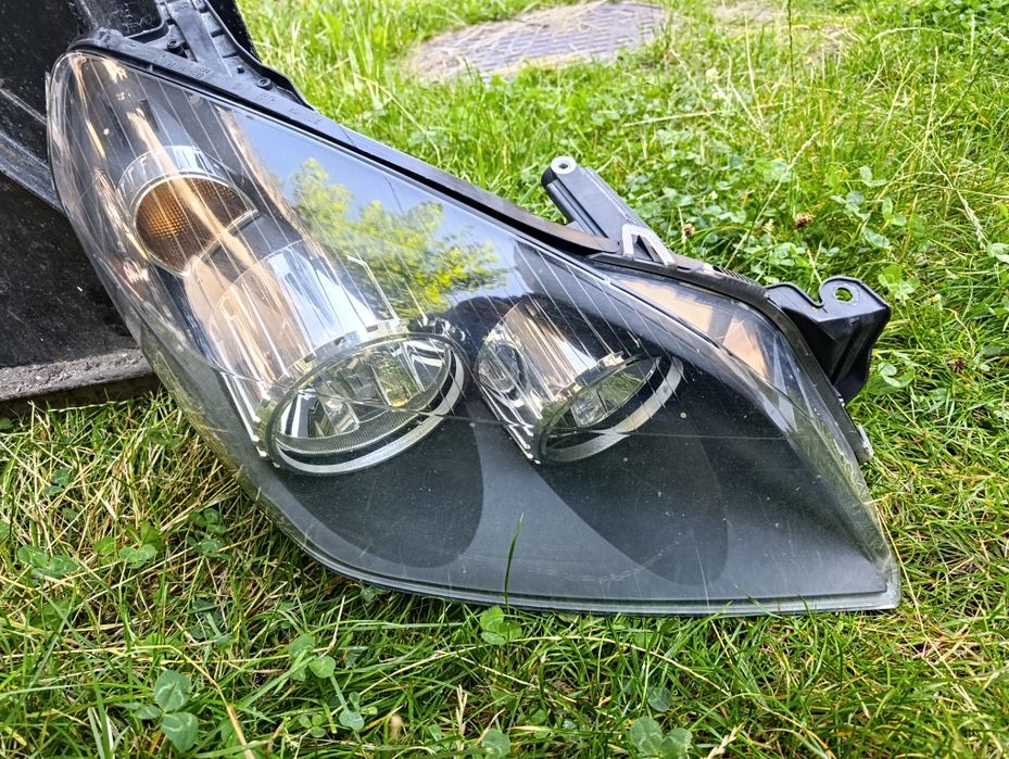 Opel Astra H lampa przednia prawa Hella