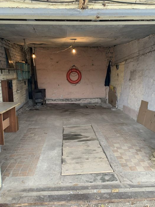 Продам  капитальный гараж  на Космонавтів, кооператив Восток.Власник