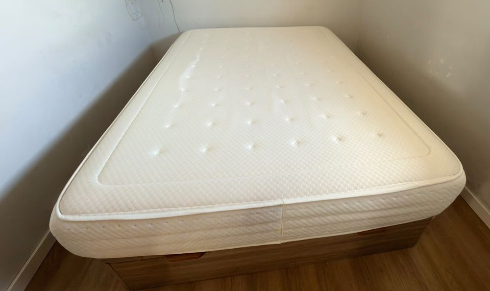 Jogo de quarto - Cama + Colchão + Roupeiro (Como Novo)