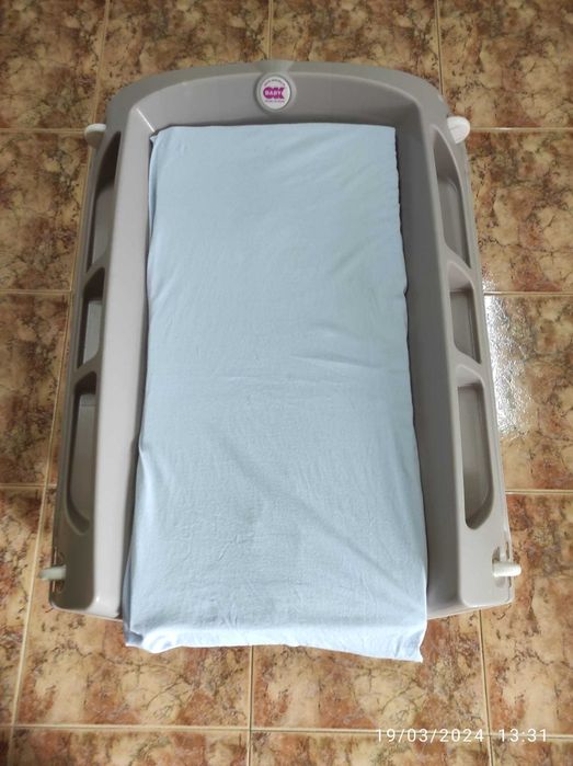 Carrinho de bebé, alcofa e muda fraldas