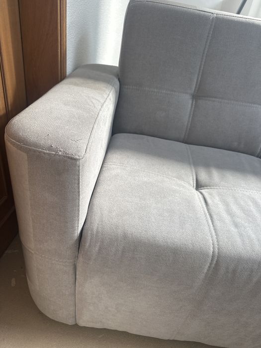 Sofa 4 lugares e um puff usados e com algumas manchas.