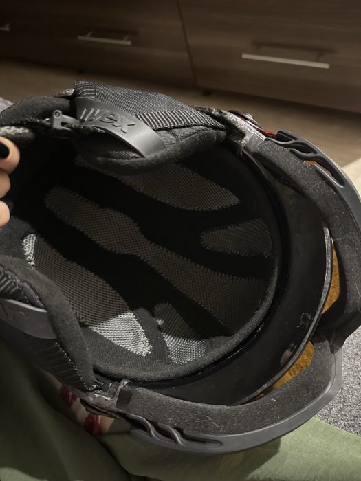 Лижний шолом чорного кольору з окулярами