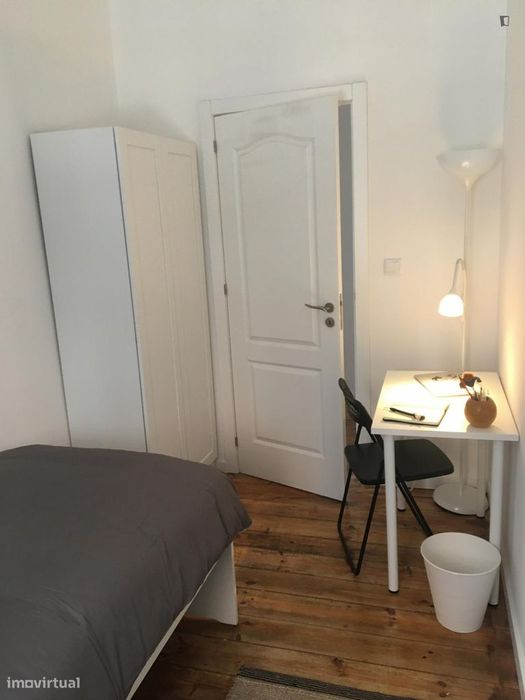 Quarto - localizado em Pontinha Lisbon