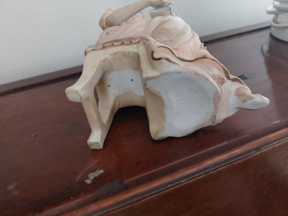 Rara escultura em porcelana europeia