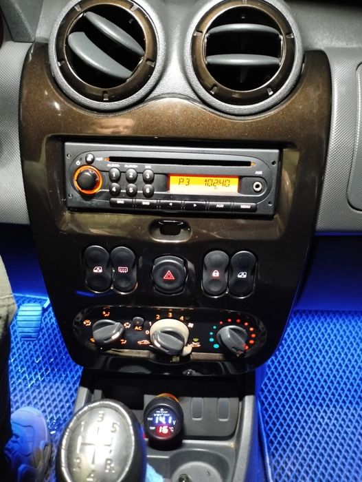 Рамка з магнитолой Дастер